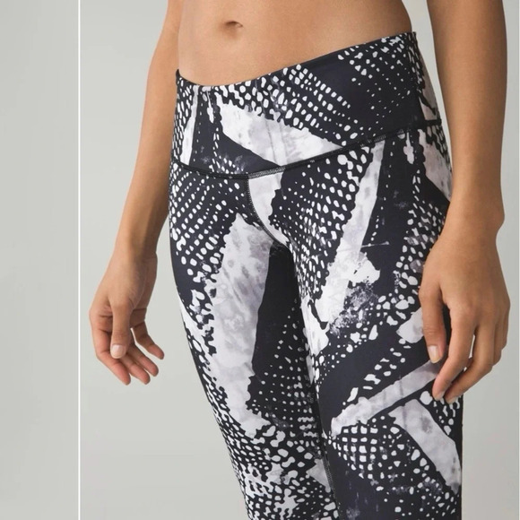 Lululemon Wunder Under Leggings Pant III White Black Abstract Print Size 4 - Picture 3 of 8